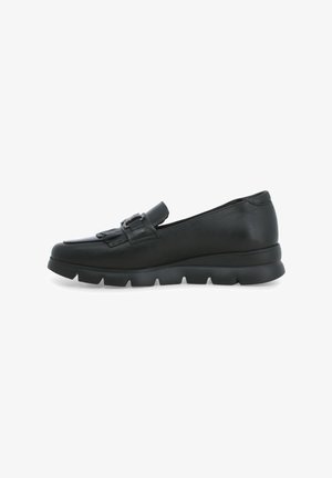 Scarpa nera in pelle con punta arrotondata e una fascia decorativa con fibbia. Suola spessa e texturizzata per una maggiore aderenza. Vista laterale.