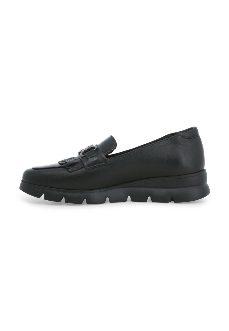 Scarpa nera in pelle con punta arrotondata e una fascia decorativa con fibbia. Suola spessa e texturizzata per una maggiore aderenza. Vista laterale.