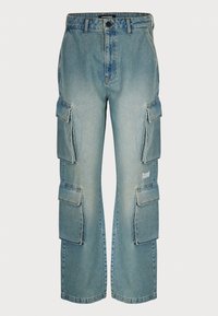 Svetlo modré džínsy cargo majú niekoľko bočných vreciek, široký strih nohavíc a jemne ošúchaný vzhľad látky.