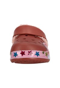 Bruine kunststof klomp met een zachte voering, voorzien van een roze band met kleurrijke steraccenten langs de onderkant en ventilatiegaten in de bovenkant.