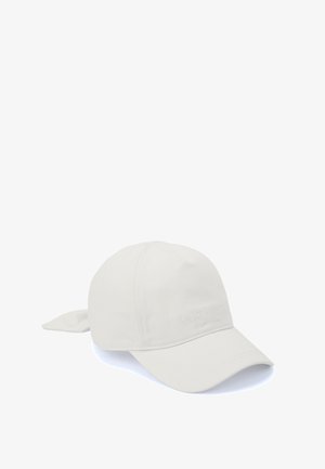 Gorra de color beige claro con visera curvada, cinta de tela en la parte posterior y nombre de marca grabado "kate spade NEW YORK" en la parte delantera.