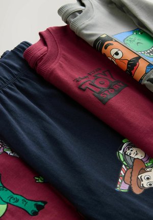 Două tricouri din bumbac, unul gri și unul burgund, împreună cu pantaloni de trening bleumarin, prezentând personaje și logo-ul Toy Story în culori contrastante.