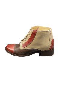 Stivaletto alla caviglia con lacci realizzato in pelle beige, marrone e rossa, con punta arrotondata, colori a contrasto e texture liscia. Suola in gomma.
