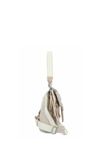 Beige Canvas Rucksack mit verstellbaren weißen Trägern, silberner Hardware und Zugverschluss. Verfügt über eine seitliche Reißverschlusstasche und strukturierte Akzente.
