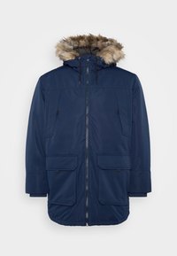 Marinblå parka med pälsfoder i huvan, framdragkedja, två stora fickor med klaff och justerbara snoddar vid halsen.