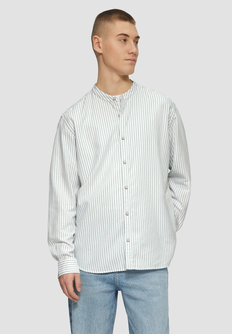 Gestreepte overhemden in lichtblauw en wit, katoen stof, ronde kraag, lange mouwen met knoopmanchetten, relaxte pasvorm, enkele knoopsluiting.