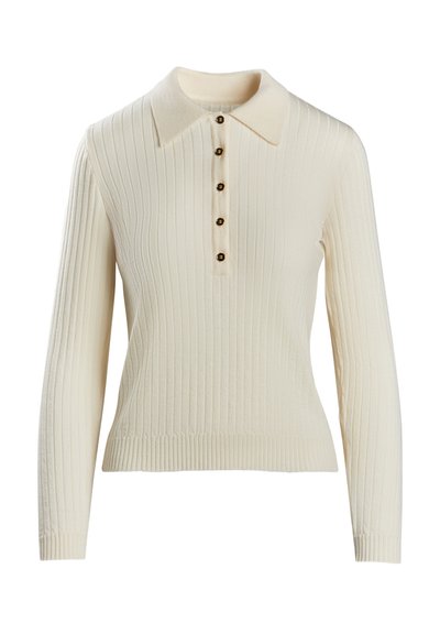 Cremfarbener, gerippter Strickpullover mit Kragen, der eine Knopfleiste aus goldfarbenen Knöpfen und lange Ärmel hat.