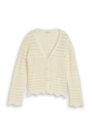 Cardigan tricoté couleur crème avec manches longues, col en V, fermeture par boutons et bords festonnés, avec un motif ajouré texturé.