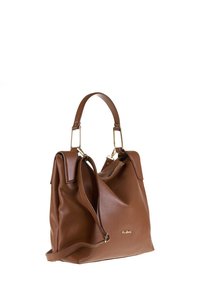 Sac à main en cuir brun à texture granuleuse avec double poignée et bandoulière amovible. Doté de quincaillerie en métal doré et d'une fermeture zippée sur le dessus.