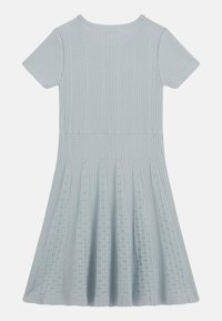 Sukienka z krótkim rękawem w jasnoniebieskim prążkowanym materiale. Posiada marszczoną spódnicę z teksturowanymi wzorami geometrycznymi. Gładka, miękka tekstura na całej powierzchni.