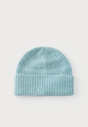 Bonnet en tricot bleu clair avec bord côtelé replié et motif texturé sur le dessus, présenté sur fond blanc.