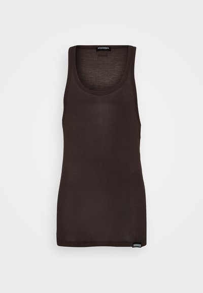Débardeur marron sans manches en tissu doux et léger. Il présente un col rond et une texture subtile avec un ourlet cousu et une étiquette de marque.
