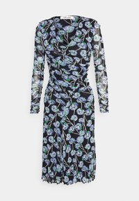 Schwarzes Kleid mit langen Ärmeln und gerafftem Design, verziert mit blauen Rosen und grünen Akzenten auf einem transparenten Stoff. Volantabschluss.