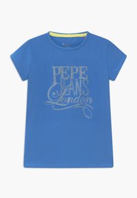 Modré bavlněné tričko s krátkým rukávem, se stříbrným třpytivým nápisem "PEPE JEANS London" ve stylizovaném písmu. Kulatý výstřih s žlutým akcentem.