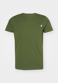 Camiseta de algodón verde oliva con mangas cortas, cuello redondo y un bolsillo en el pecho izquierdo con un pequeño logotipo. Textura suave, diseño casual.
