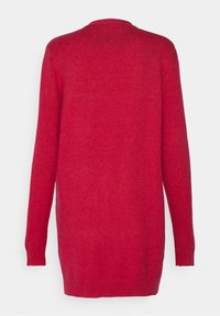 Pull en maille rouge vif à manches longues, col rond, vu de dos avec poignets et ourlet côtelés.