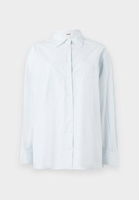 Ανοιχτό μπλε πουκαμίσα με ρίγες, φτιαγμένη από ύφασμα με λεία υφή· διαθέτει κλασικό γιακά και μακριά μανίκια με κουμπιά στον καρπό.