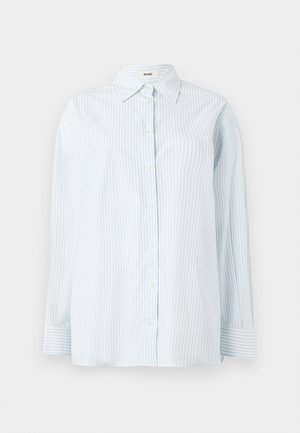 Gai zila svītrainā pogāmiņa krekls, izgatavots no gludas tekstūras auduma; tam ir klassisks apkakles dizains un garas piedurknes ar pogu aprocēm.