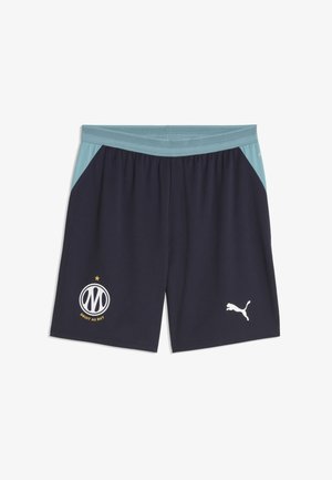 Ciemnoniebieskie sportowe spodenki z jasno-niebieskim pasem i bokami, z białym logo Puma i emblematem klubu sportowego ze złotą gwiazdą.