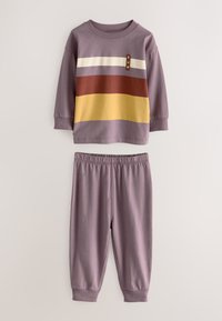 Ensemble deux pièces violet clair comprenant une chemise à manches longues avec des rayures multicolores en rouge, blanc et jaune, et un pantalon assorti à taille élastique.