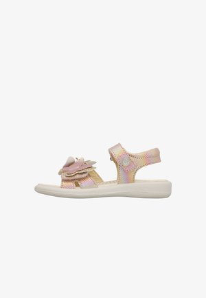 Sandalo per bambino con punta aperta, cinturini rosa iridescenti, decorazione a forma di farfalla e cinturino alla caviglia regolabile su suola bianca.