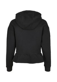 Melna kapuce ar pepluma dizainu viduklī, kapuci ar auklu un ribotām aprocēm. Izgatavots no mīksta, strukturēta auduma, kas piemērots ikdienas valkāšanai.