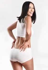 Débardeur en coton blanc et shorty pour garçon, coupe ajustée, texture lisse, bords sans couture, présentant le profil arrière sur un fond clair.