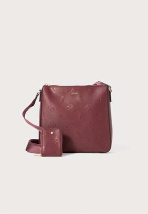 Borsa a tracolla in pelle bordeaux con motivi a logo impresso, forma rettangolare, tracolla regolabile e una piccola pochette staccabile. Dettagli in hardware dorato.