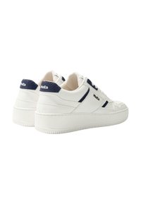 Witte sneakers met marineblauwe accenten, gemaakt van leer en rubber. Beschikt over een dikke platformzool, ronde neus en branding op de hiel.