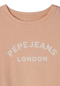 Peeglipunane puuvillane T-särk ribade tekstuuriga, millel on valge kaarjas logotrükk, mis ütleb "PEPEJEANS LONDON." Ümar kaelus.