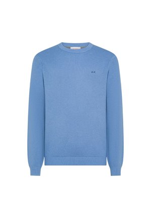 Maglione a maglia blu chiaro con scollo rotondo, polsini a coste e un piccolo logo sul petto. Il tessuto strutturato aggiunge interesse visivo.