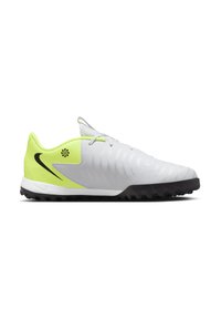 Chaussure de sport grise avec des accents jaunes néon, tige texturée, logo noir et semelle en caoutchouc. Présente un design profil bas pour une meilleure adhérence.