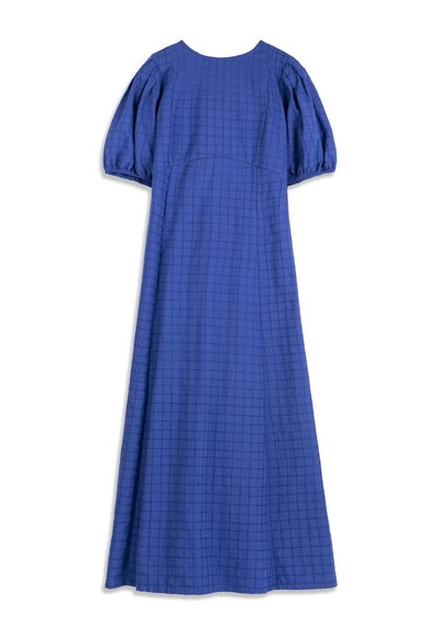 Robe midi bleue avec manches courtes bouffantes et motif à carreaux subtil, taille ajustée et encolure ronde.