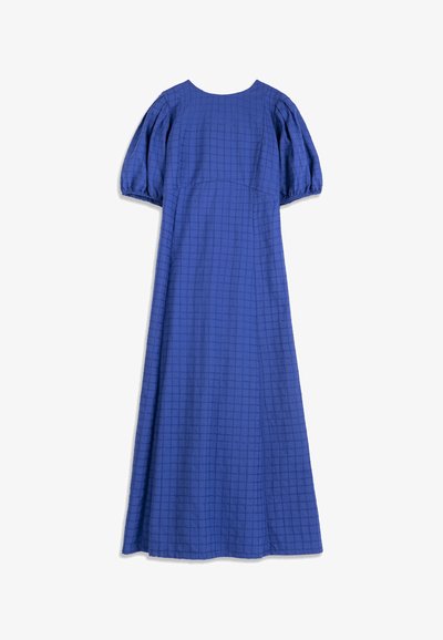 Robe midi bleue avec manches courtes bouffantes et motif à carreaux subtil, taille ajustée et encolure ronde.
