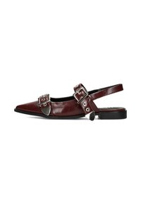 Scarpa slingback in pelle bordeaux con punta appuntita, due cinturini con fibbie argentate e suola nera piatta. Texture liscia con una leggera lucentezza.