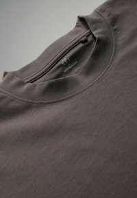 Ciemnoszara, sweatshirt z okrągłym dekoltem, wykonana z miękkiej bawełny, z gładką teksturą i metką na wewnętrznej stronie dekoltu.