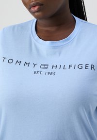 Tommy Hilfiger Curve LOGO - Marškinėliai su spaudiniu - vessel blue