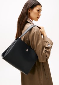 Tommy Hilfiger LEGACY SATCHEL - Sac à main - black