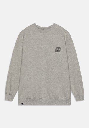 Lys grå crewneck sweatshirt med lange ærmer og en lille "NEW YORK" tekstlogo på venstre bryst.