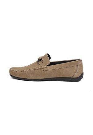 Mocassin pour homme en daim beige avec détail de boucle en métal noir et semelle en caoutchouc noire, vue latérale sur fond blanc.