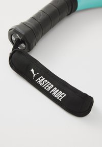 Schwarzer Griff mit strukturiertem Griffbereich, mit einem türkisfarbenen Akzent. Enthält einen schwarzen Stoffriemen, der mit weißer Schrift "FASTER PADEL" beschriftet ist.