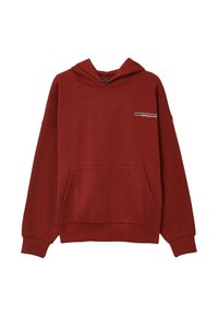Sweatshirt en coton rouge avec capuche, doté d'une poche avant et d'un imprimé en texte blanc sur le coin supérieur gauche. Texture douce et coupe décontractée.
