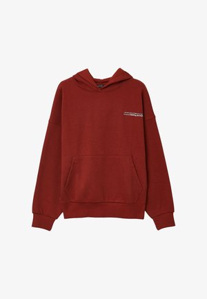 Felpa rossa in cotone con cappuccio, dotata di tasca frontale e stampa bianca sul lato superiore sinistro. Texture morbida e vestibilità comoda.