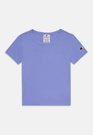 Jasnofioletowy bawełniany t-shirt z okrągłym dekoltem. Posiada małe haftowane logo na piersi oraz kontrastujące logo na rękawie.
