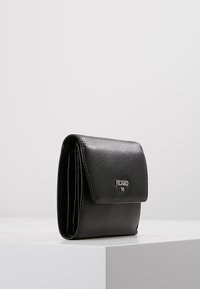 Zwarte leren portemonnee met een klep, voorzien van een logo en meerdere kaartsleuven, een gladde textuur en een compacte rechthoekige vorm.