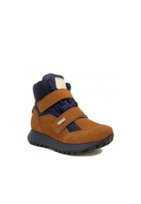 Braune Wildleder-Stiefelette mit marineblauen Stoffakzenten, Klettverschlüssen und einer schwarzen Gummisohle. Verfügt über einen gepolsterten Kragen für zusätzlichen Komfort.