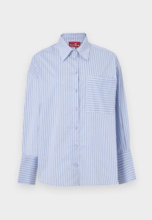 Chemise rayée bleu et blanc avec un col, des manches longues, des boutons sur le devant et une poche poitrine gauche avec des rayures assorties.