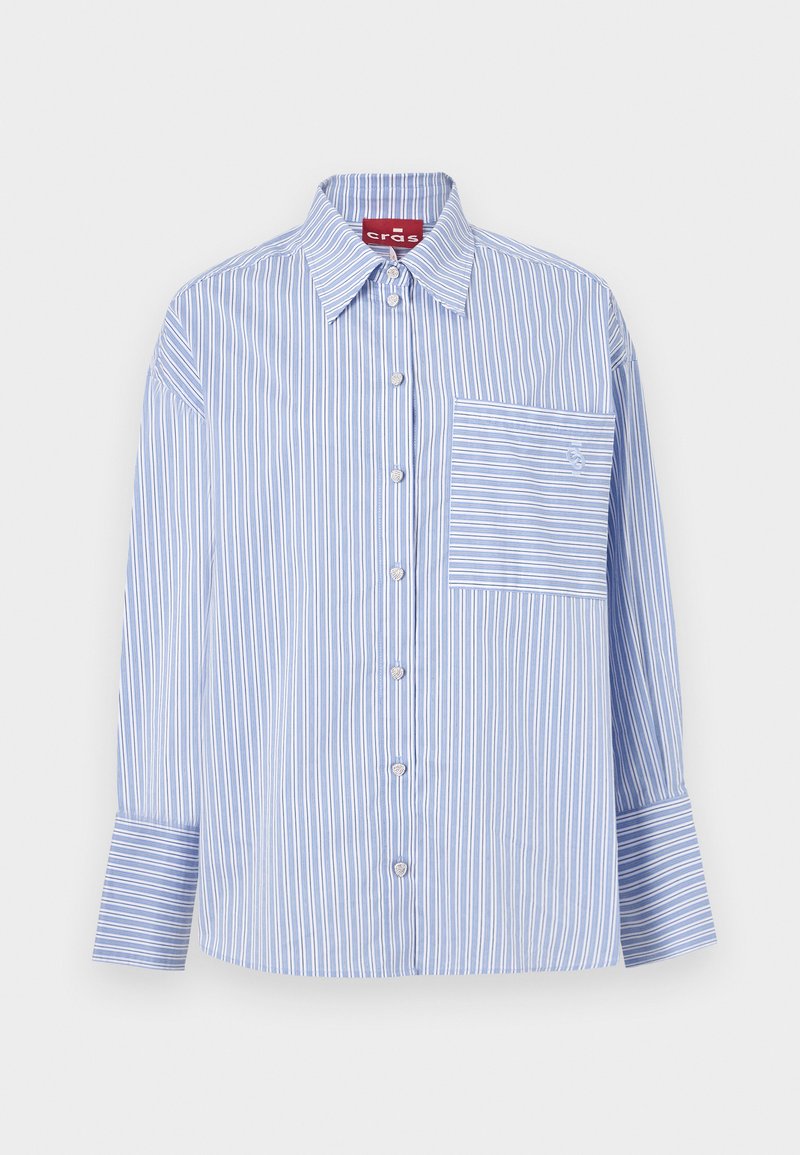 Niebieska i biała koszula w paski z kołnierzykiem, długimi rękawami, guzikami z przodu oraz lewą kieszonką na piersi z dopasowanymi paskami.