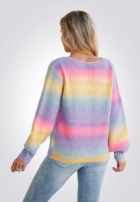 Suéter de punto multicolor con tonos pastel de púrpura, rosa, amarillo y azul, con un ajuste suelto y texturizado, y puños acanalados.