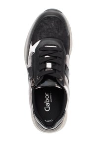 Zwarte en zilveren sneaker met een bovenwerk van suede en leer, ronde neus, zwarte veters en een tekstuuronderzijde. Bevat Gabor-branding aan de binnenkant.